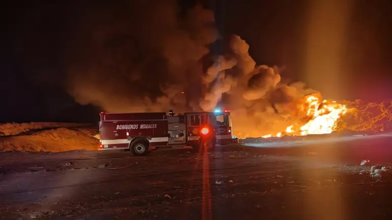 Incendio gigante en relleno sanitario de Nogales mantiene ocupados a bomberos por 20 horas
