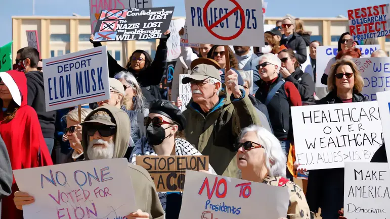 Miles protestan en Tucson contra Trump y Musk por los derechos laborales
