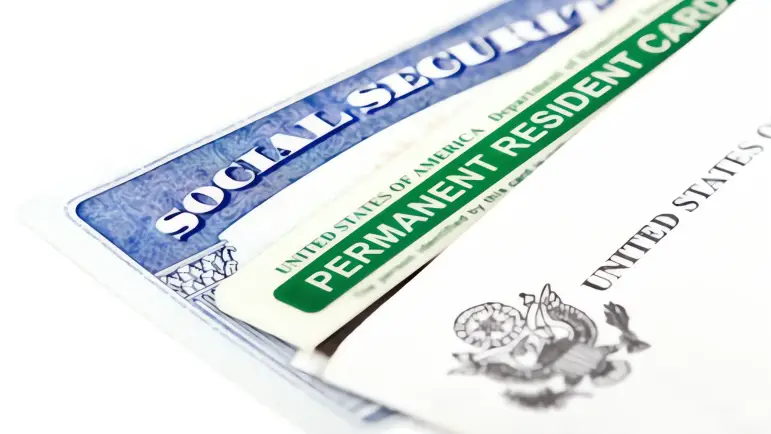 USCIS advierte sobre posibles revocaciones de Green Cards
