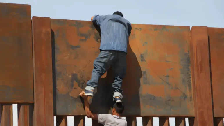 Desplome del 93% en arrestos fronterizos tras políticas de Trump
