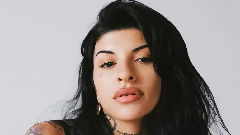 Cazzu: Cuerpo, Cultura y Maternidad Rebelde
