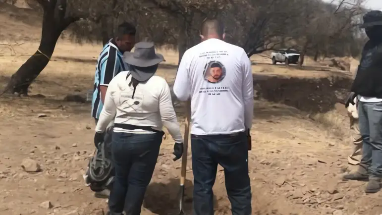 Hallan tres cadáveres en fosas clandestinas de La Mesa
