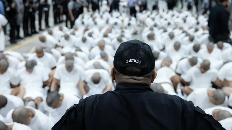 Corte aprueba deportación limitada de venezolanos bajo Ley de Enemigos Extranjeros
