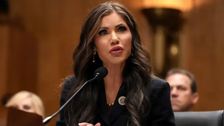 La gobernadora Noem genera controversia al confundir el hábeas corpus en el Senado de EEUU
