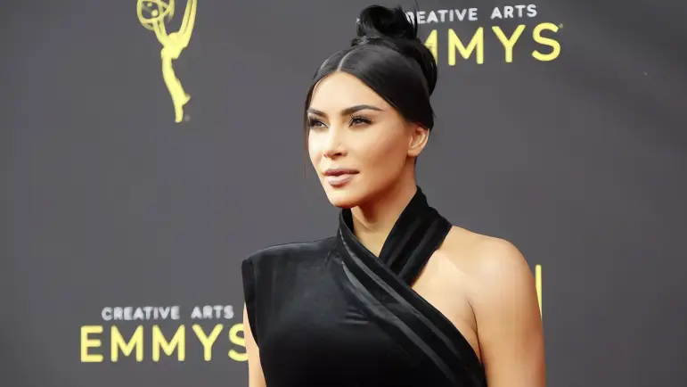 Kim Kardashian se gradúa en leyes
