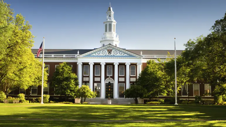 Trump acaba con programa de estudiantes extranjeros en Harvard
