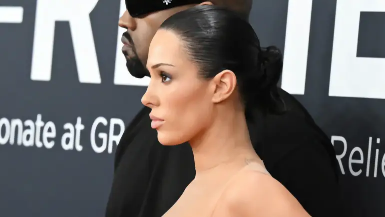 Bianca Censori: ¿Vestimenta polémica o libertad de expresión?
