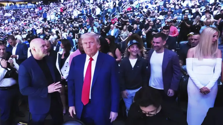 Trump asiste a UFC 316: Recibe ovación y conoce a las estrellas

