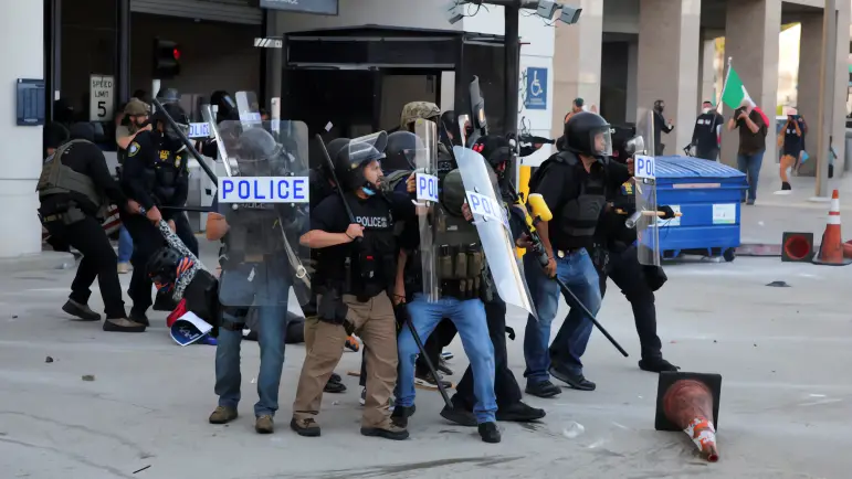 ICE detiene a 42 mexicanos en Los Ángeles
