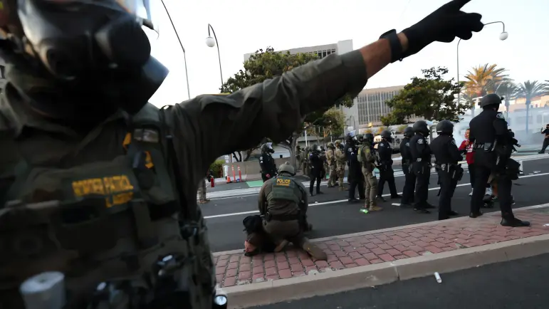 Gobernadora Noem pide intervención militar contra manifestantes en Los Ángeles
