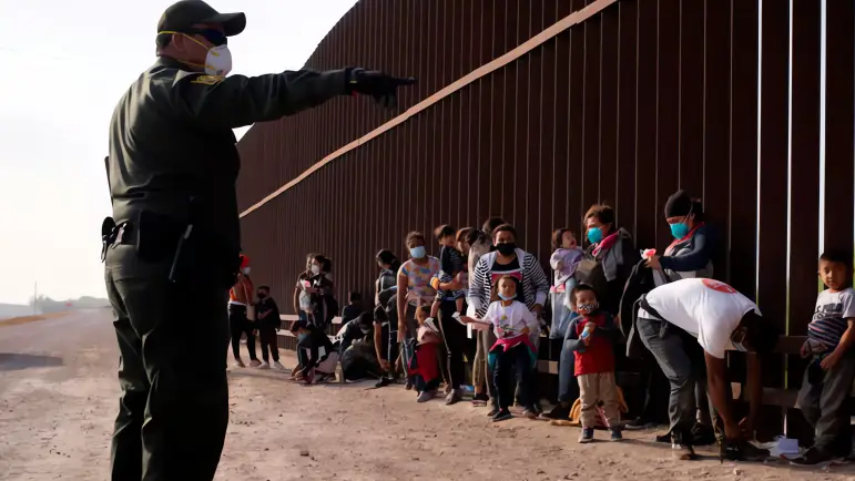 El DHS ofrecerá exención de multas a migrantes que se autodeporten
