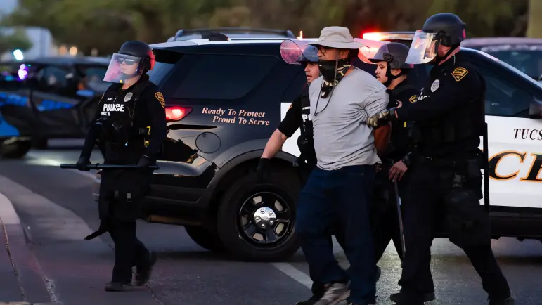 Violencia en protestas contra ICE en Tucson
