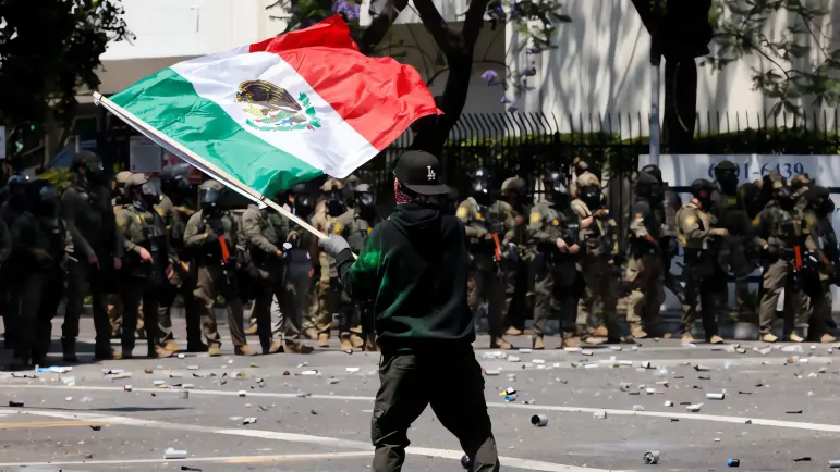 Sheinbaum atribuye a "provocación" protesta con bandera mexicana en EU

