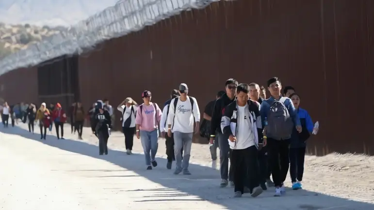 Exlíder de Proud Boys lanza app para denunciar migrantes con recompensa en criptomonedas
