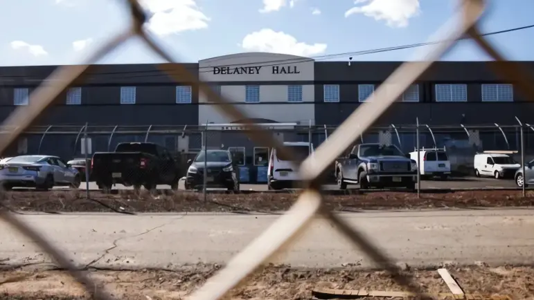 Escape masivo en centro de detención de Newark: cuatro detenidos se fugan
