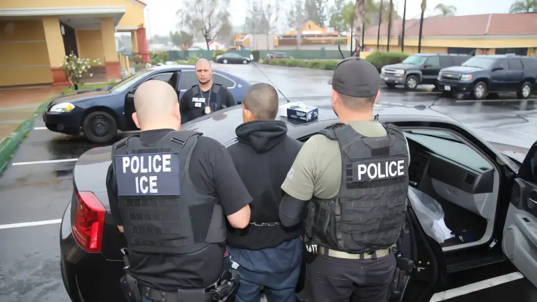 Familia huye a México para evitar deportación
