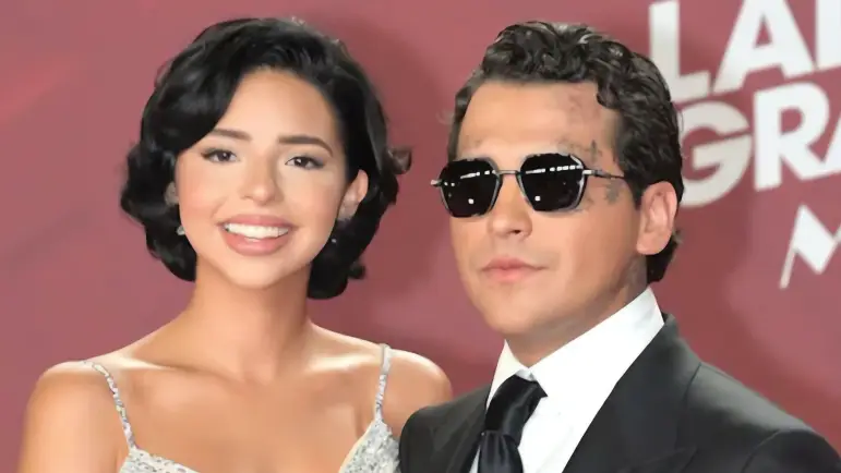 Ángela Aguilar y Christian Nodal vistos en Houston tramitando pasaportes
