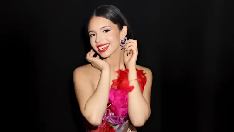 Ángela Aguilar: Tropiezo viral genera polémica
