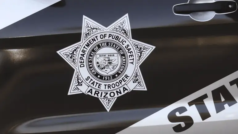 Desmantelan red de robo de autos de lujo en Arizona
