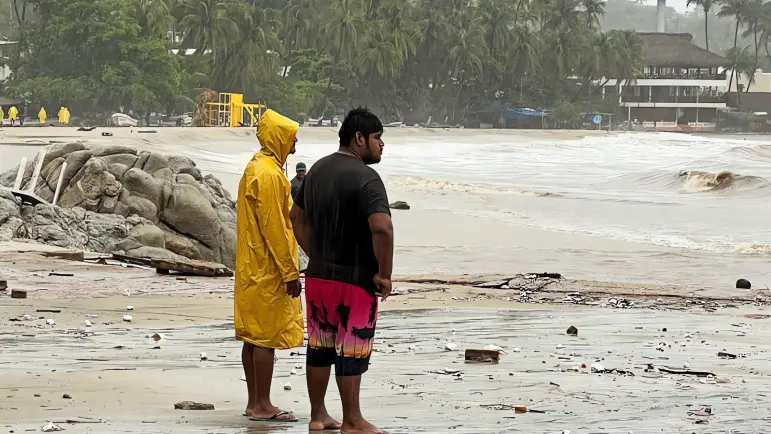 Huracán Erick deja dos víctimas mortales en Oaxaca
