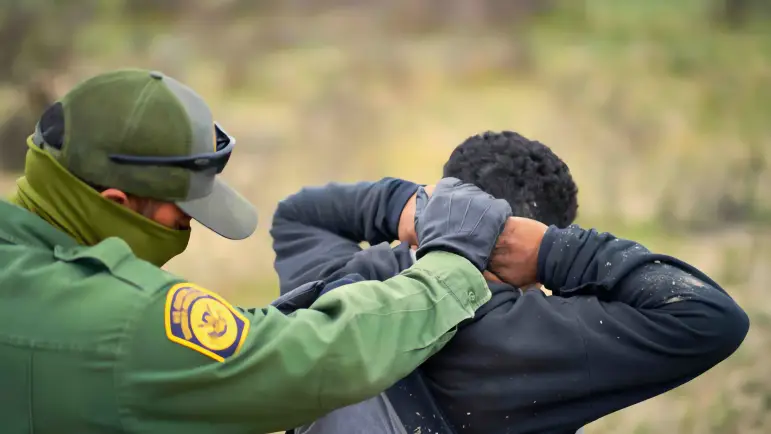 Detención de migrantes mexicanos en la frontera de Arizona
