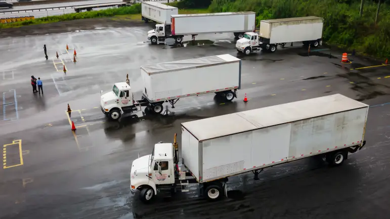 Choferes hispanos protestan por requisito de inglés impuesto por Trump
