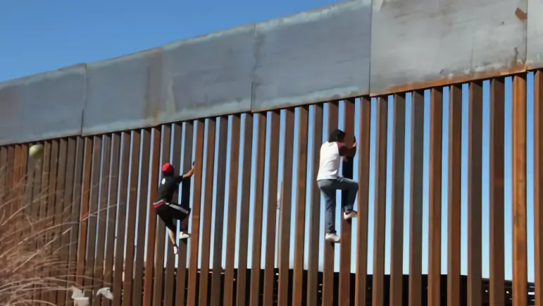 Tres atrapados en valla fronteriza tras intento fallido de cruce

