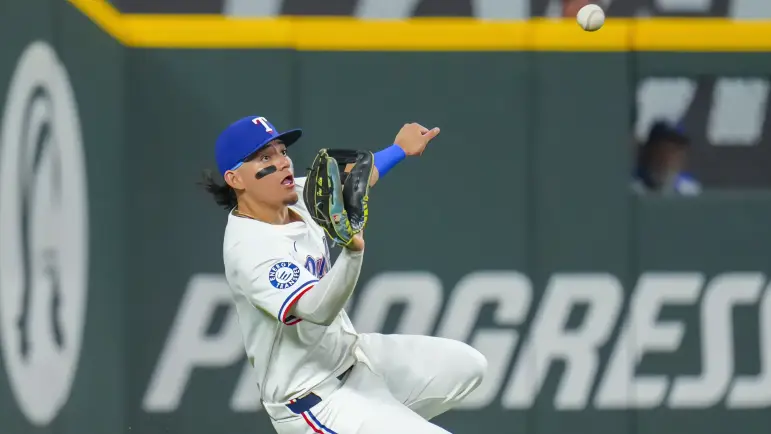 Jonrón de Osuna impulsa victoria de Rangers sobre Orioles 10-2

