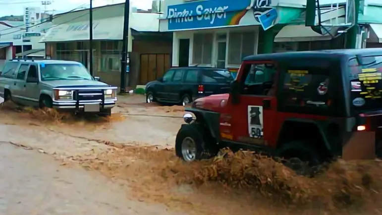 Multas de $10,000 pesos por cruzar arroyos en Nogales durante lluvias

