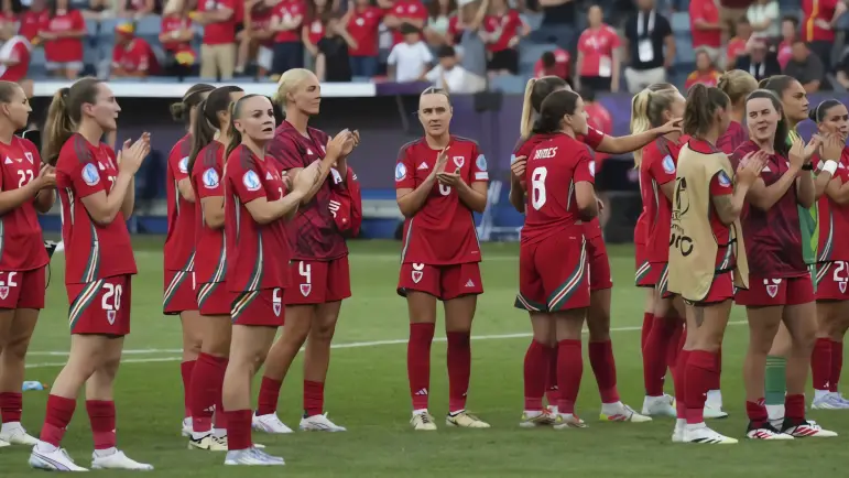 Accidente de autobús del equipo de Gales sacude la Eurocopa Femenina antes de partido contra Francia
