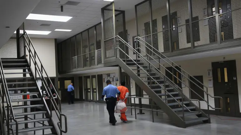 Agente herido gravemente en ataque armado a centro de detención de Texas
