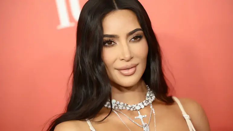 Kim Kardashian deslumbra con 400.000 dólares en diamantes Balenciaga, homenaje a Elizabeth Taylor
