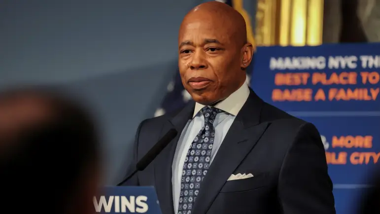 Alcalde Adams Acusado de Corrupción en Ascensos del NYPD
