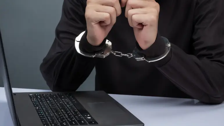 Exbanqueros entre los arrestados por desmantelamiento de red de fraude bancario
