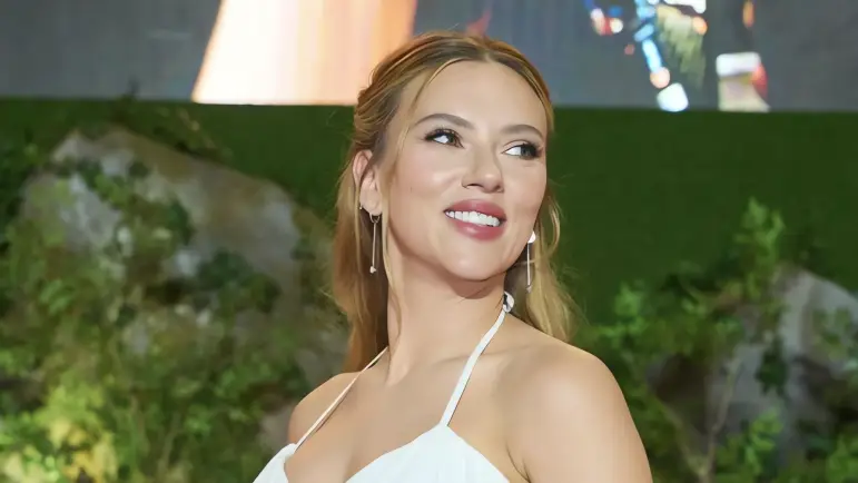 Scarlett Johansson enfrenta a paparazzi durante rodaje de "Paper Tiger"
