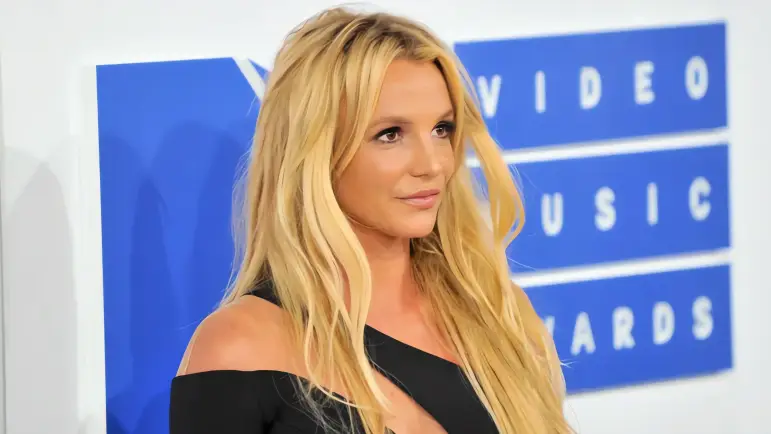La adopción de un bebé por Britney Spears genera controversia
