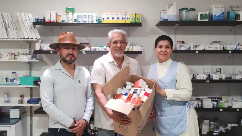 Asilo de Ancianos Recibe Medicamentos
