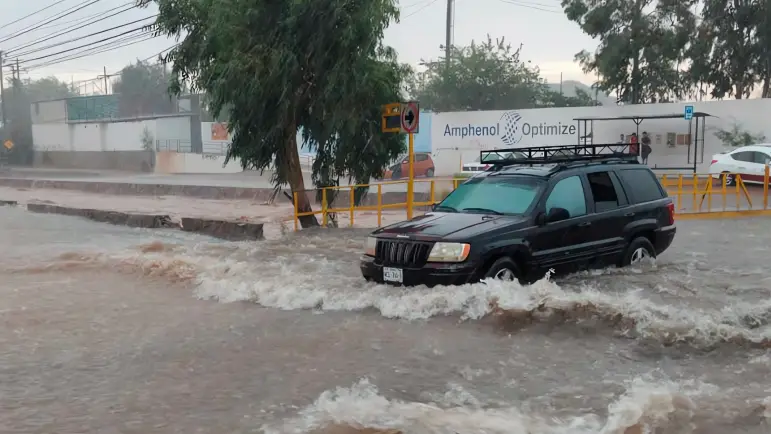 Familia rescatada tras quedar atrapada por creciente de arroyo en Nogales
