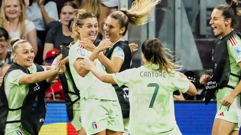 Gol agónico de Girelli lleva a Italia a semifinales
