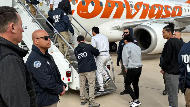 Migrantes denuncian violaciones en mega-prisión salvadoreña: Venezuela investiga
