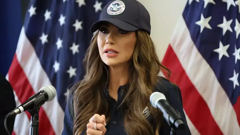 Gobernadora Noem enfrenta acusaciones de abuso migratorio y agresión
