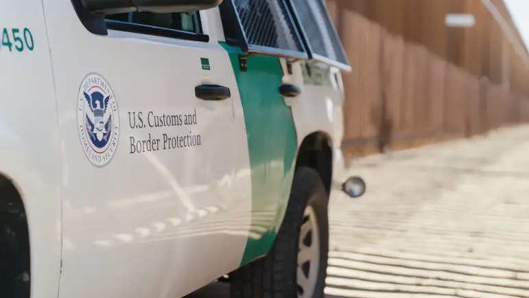 Desmantelan red de tráfico de personas y drogas en la frontera de Arizona
