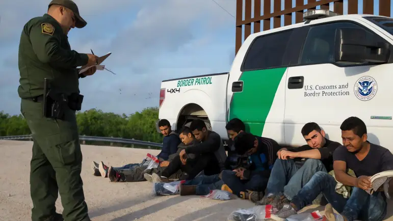 Nueva política de EEUU: Deportación o albergues para adolescentes migrantes
