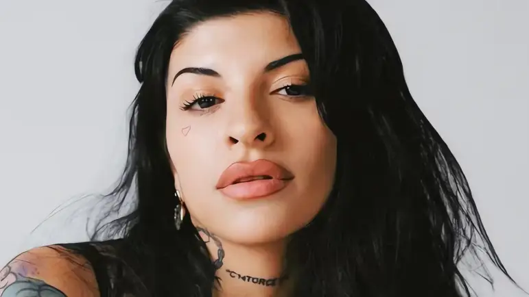 Cazzu supera a Lady Gaga en YouTube con "Con otra"
