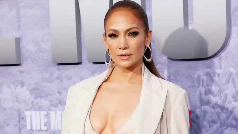 Jennifer Lopez mantiene la calma tras incidente en tienda Chanel de Estambul
