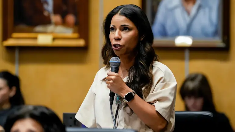 Senadora de Arizona enfrenta críticas por alertar sobre redadas de ICE