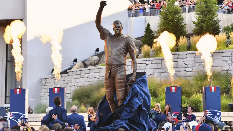 Inmortalizan a Tom Brady con imponente estatua en Foxborough
