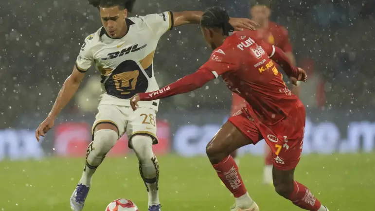 Pumas y Necaxa: Duelo épico bajo la tormenta

