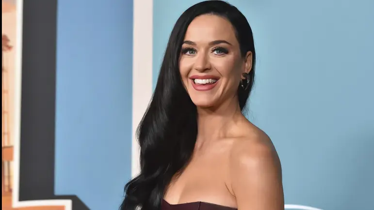 Katy Perry enfrenta multa por filmación ilegal en Ibiza
