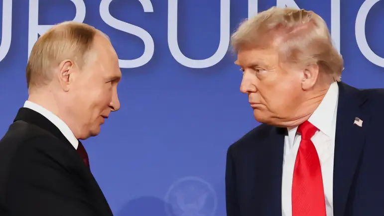 Documentos de la cumbre Trump-Putin filtrados en hotel de Alaska